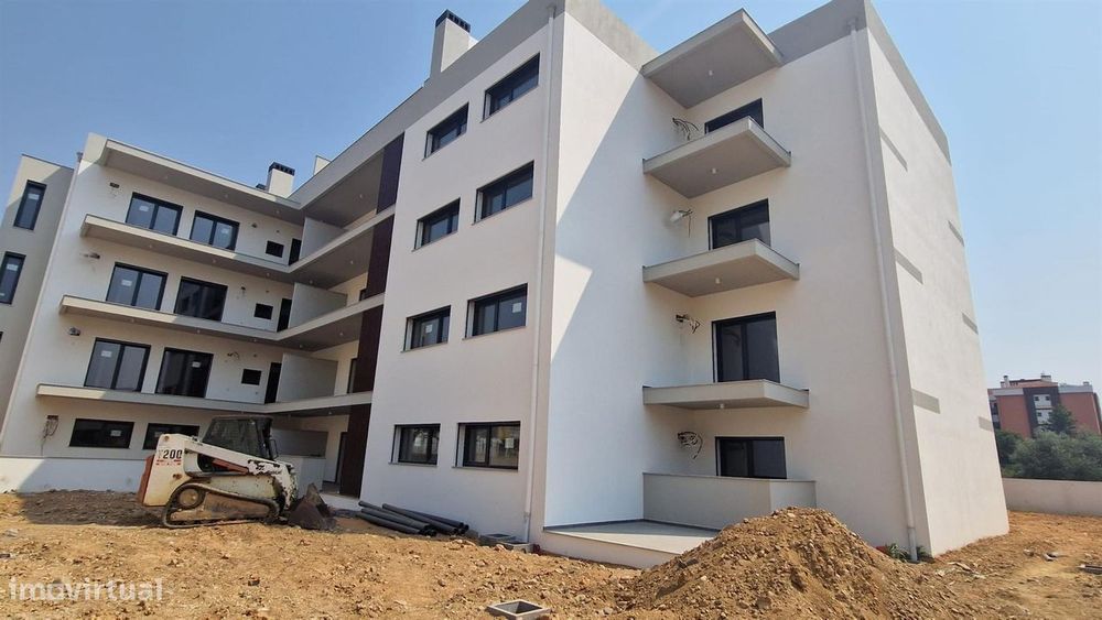Apartamento T3 1ºandar - A , com garagem e parqueamento. — Nossa Senhora de Fátima, Santarém