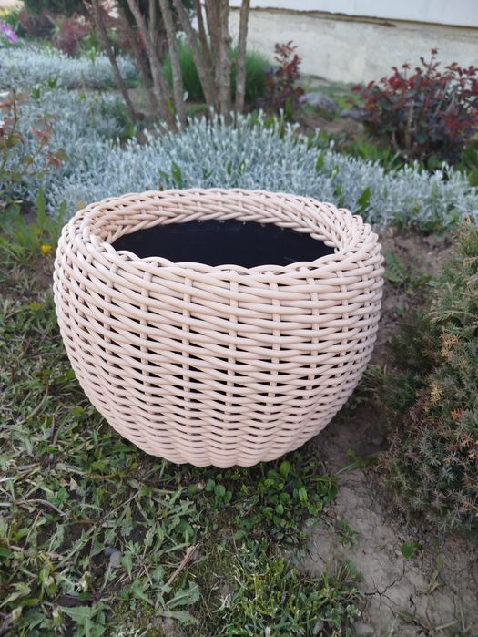 Кашпо з штучного ротангу