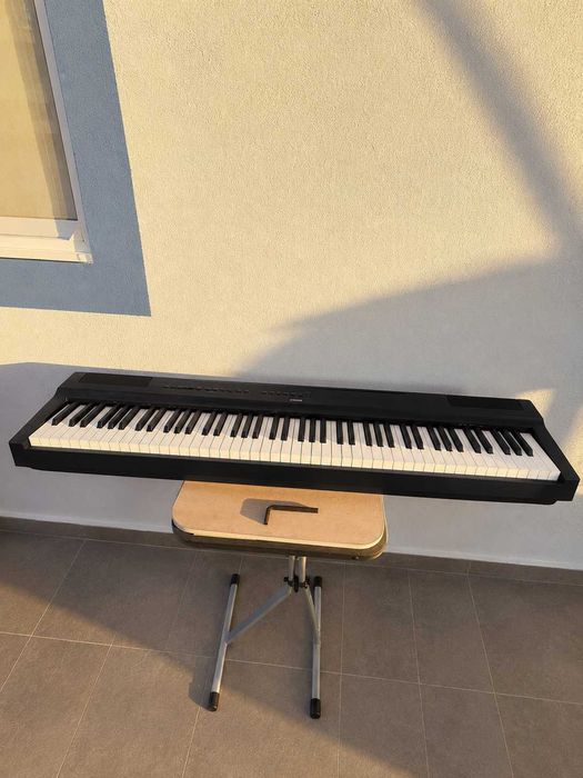 Yamaha P-125 Piano Digital 88 Teclas — Excelente estado + livro e pedais
