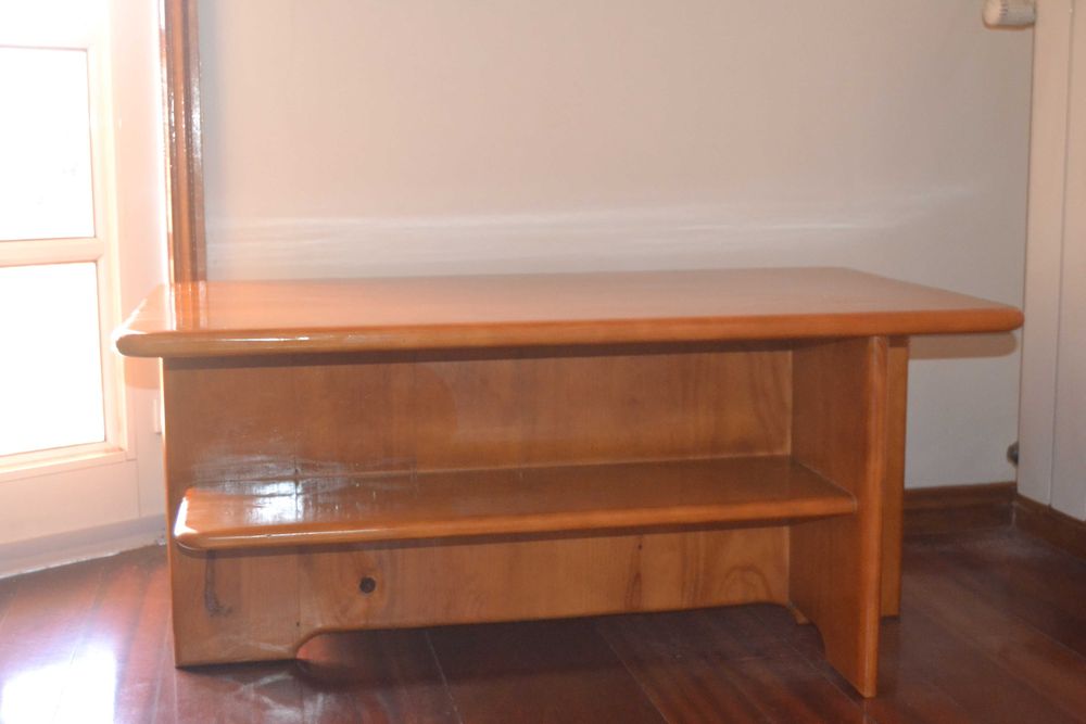 Móvel de sala e mesa de centro em madeira