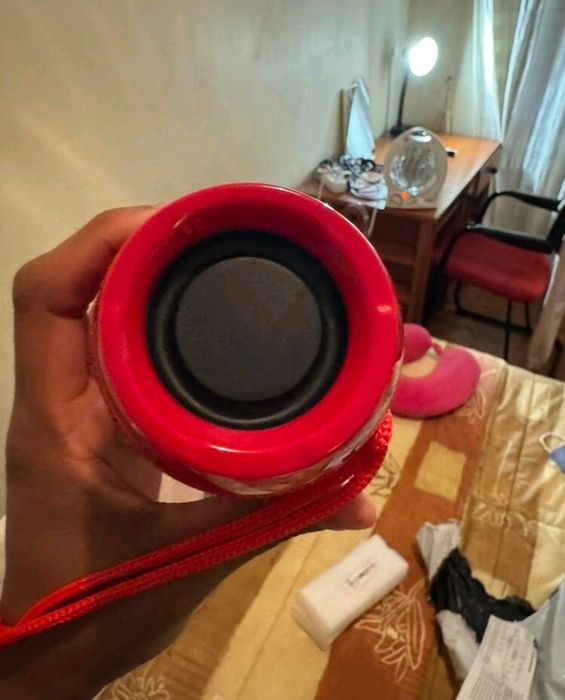 Coluna de som vermelha