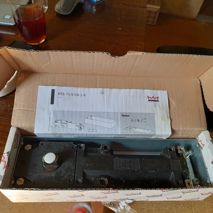 Доводчик напольный.