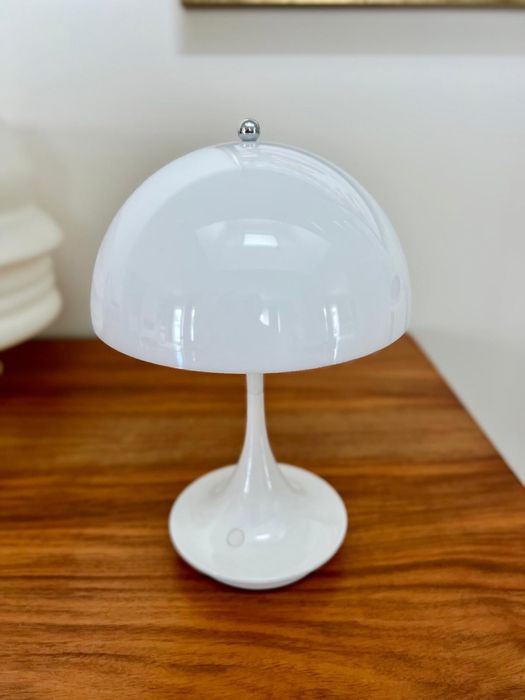 Candeeiro mesa Louis Poulsen em branco