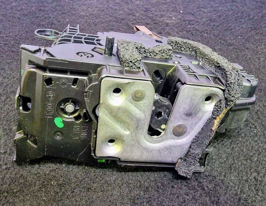 Fechadura / Fecho Porta Trás Direito 825029017R - RENAULT ZOE