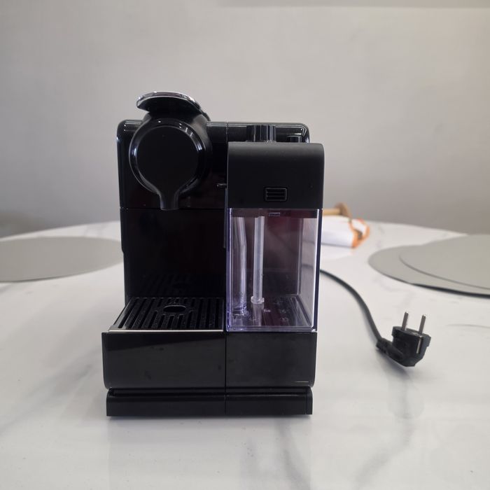 Máquina de café Nespresso Lattissima