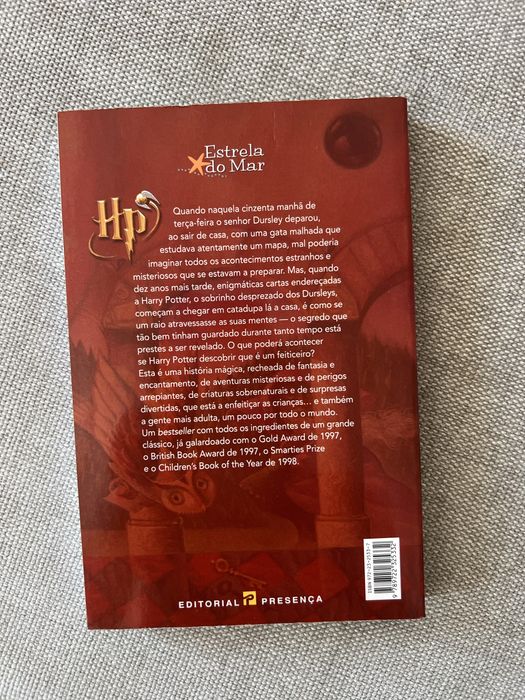 Livro juvenil Harry potter e a pedra filosofal, novo.