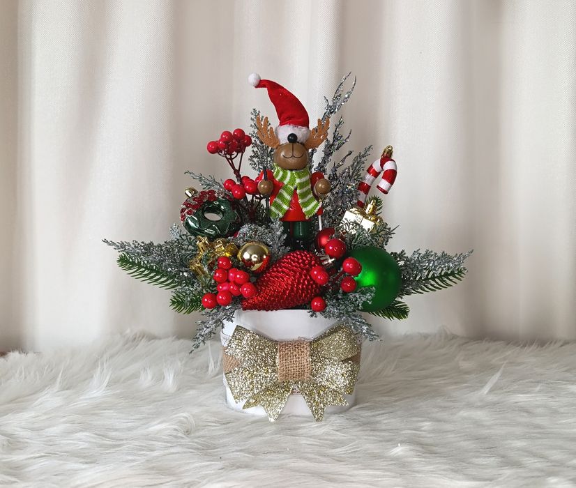 Świąteczna dekoracja z reniferem. Stroik na Boże Narodzenie.