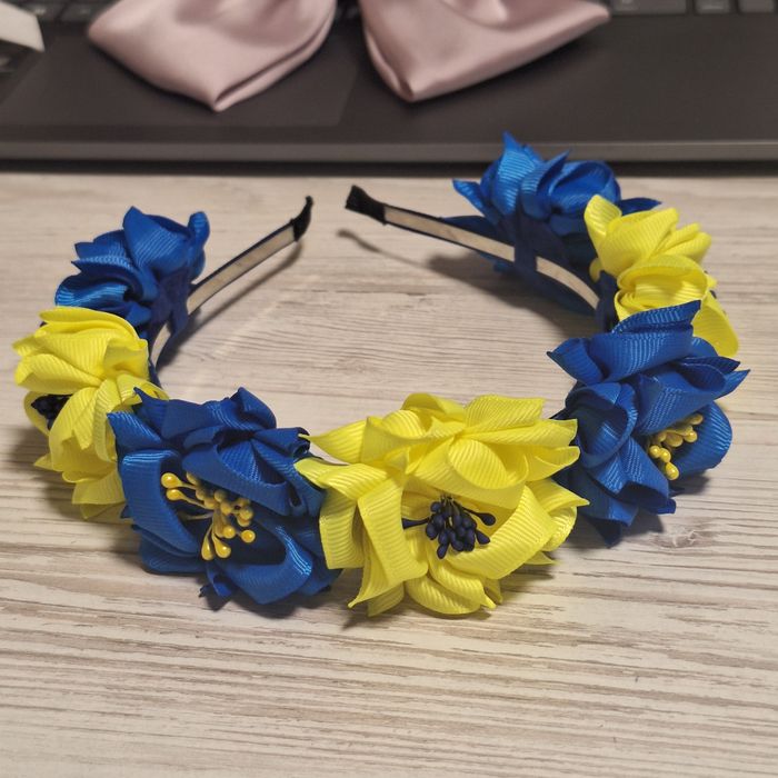 Вінок із квітв зі стрічки.