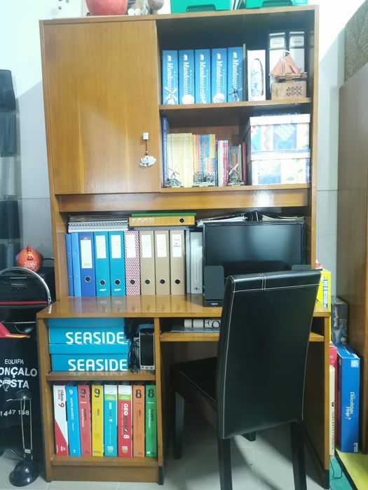 Estante com secretária