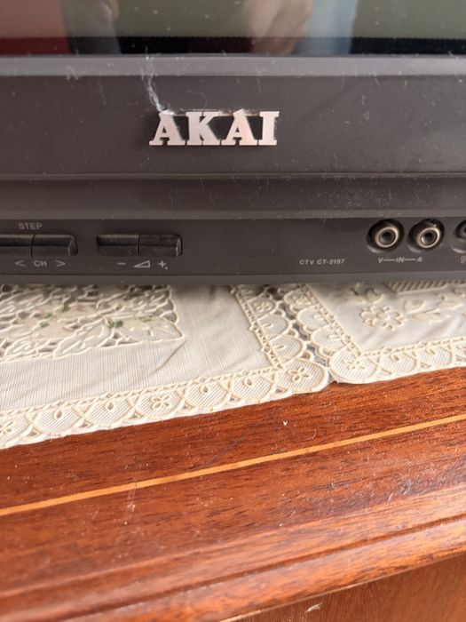 Televisão AKAI com comando