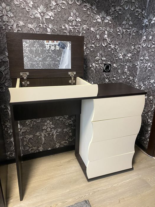 Трюмо туалетний столик з дзеркалом і 4ма ящиками