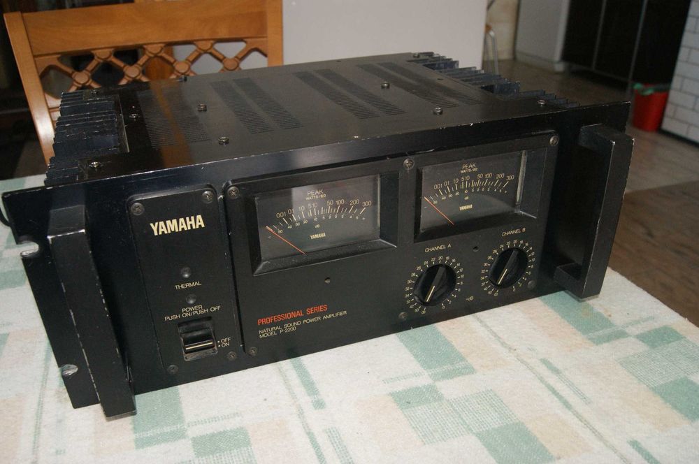 Yamaha P-2200 studyjna wersja M-2 końcówka mocy 2x200W 8ohm