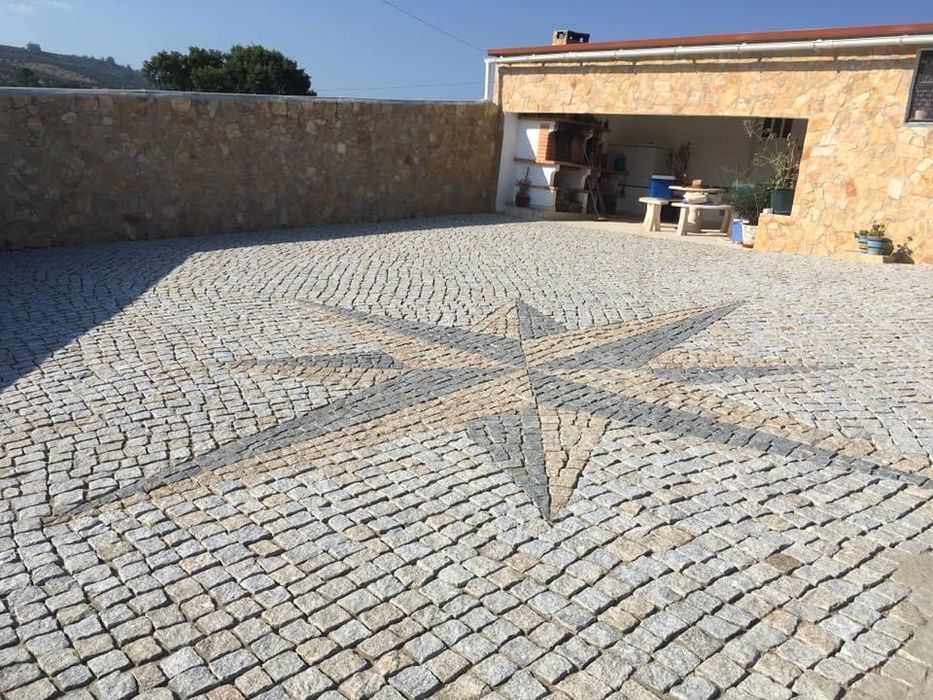 Fornecimento e aplicação de calçada á portuguesa