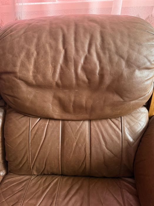 Коричневий шкіряний диван