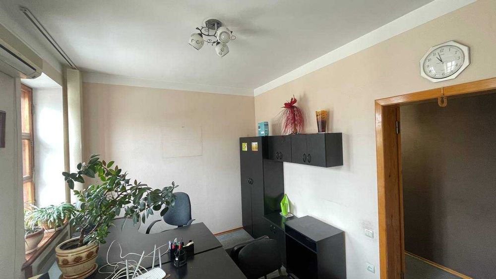 Оренда 3к офісу 75 м2 в центрі з меблями, парковкою та інд.опаленням
