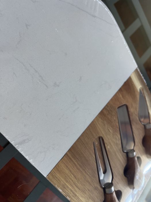 Tabua de frios em madeira e pedra