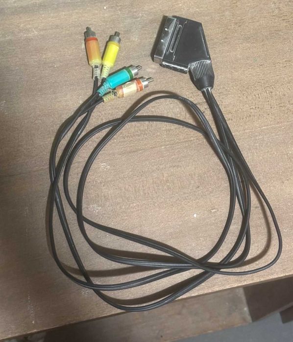 Kabel SCART (Euro) do 4x RCA (chinch), długość 1m.