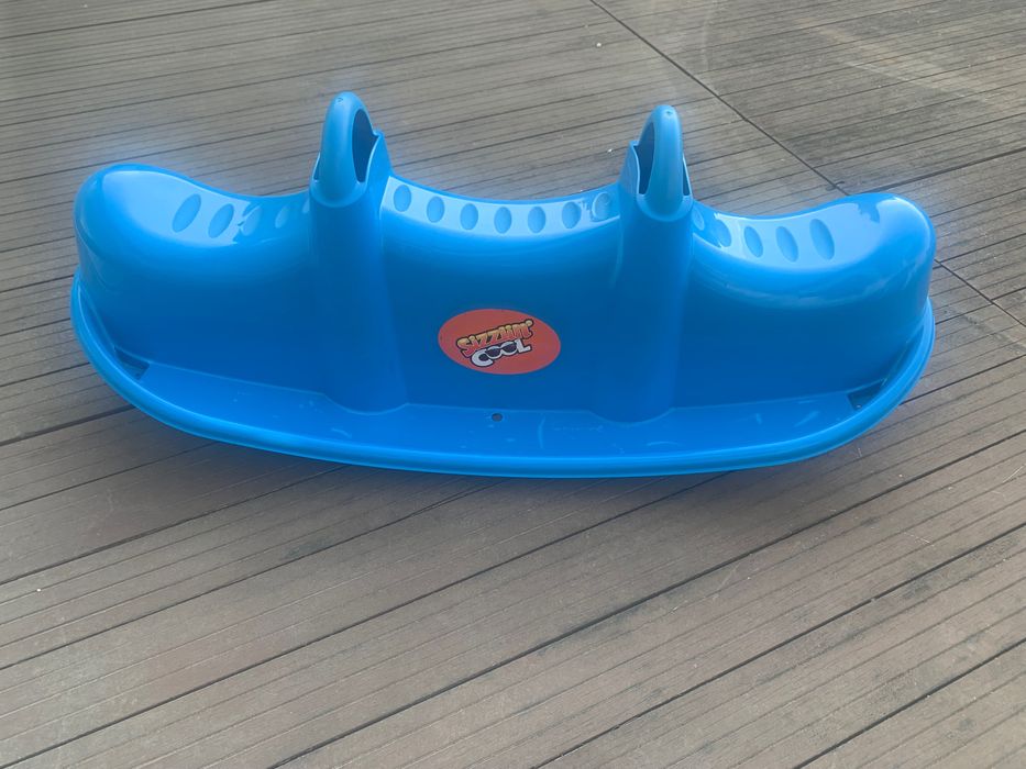 Baloiço, carrinho de mão, tábua de passar ferro, balde e toucador