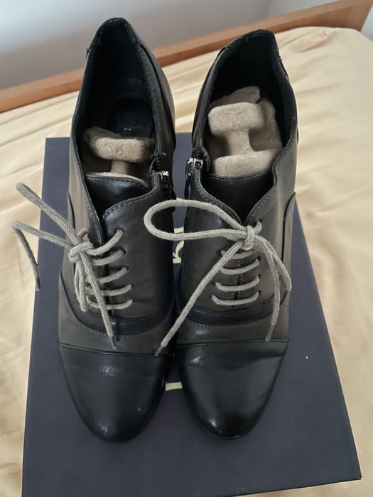 Buty na obcasie z wiązaniem