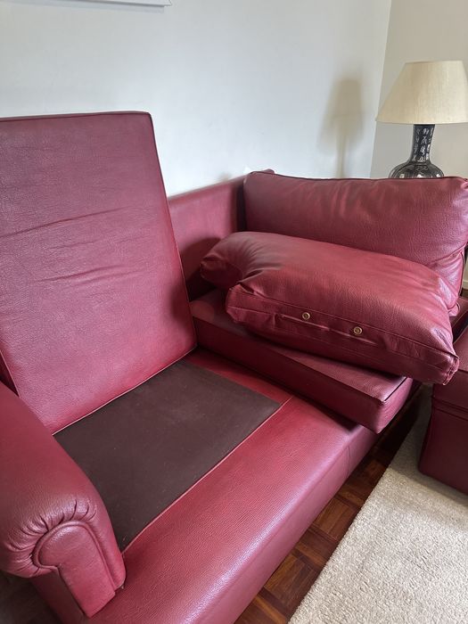 2 Sofás de 2 lugares + apoio de pés em pele