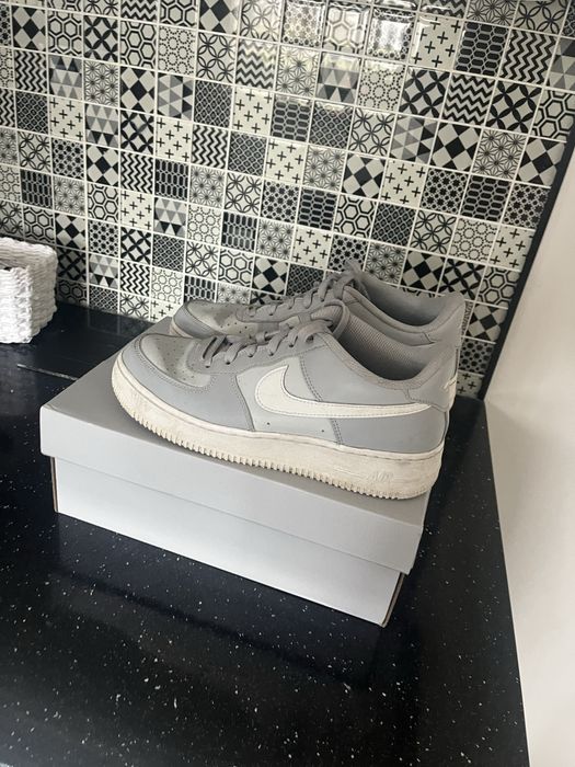 Sprzedam buty biało szare air force .