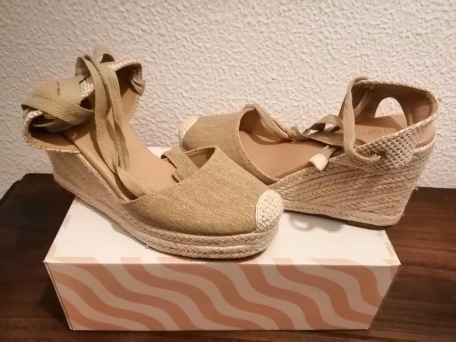 Sapatos de cunha Novos