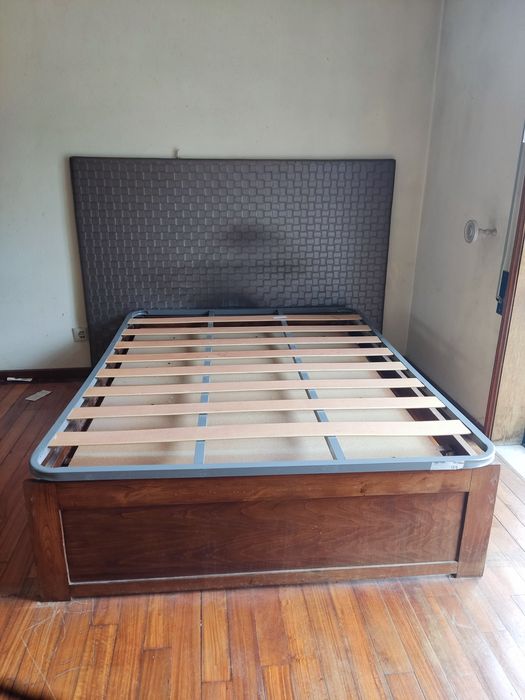 Cama sem estrado com cabeceira