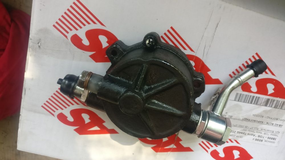 Продаю вакуумний насос тормозів авто Міцубісі L200