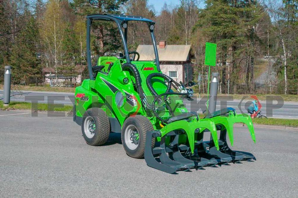 Навантажувач трактор Avant 423 для комунальних задач