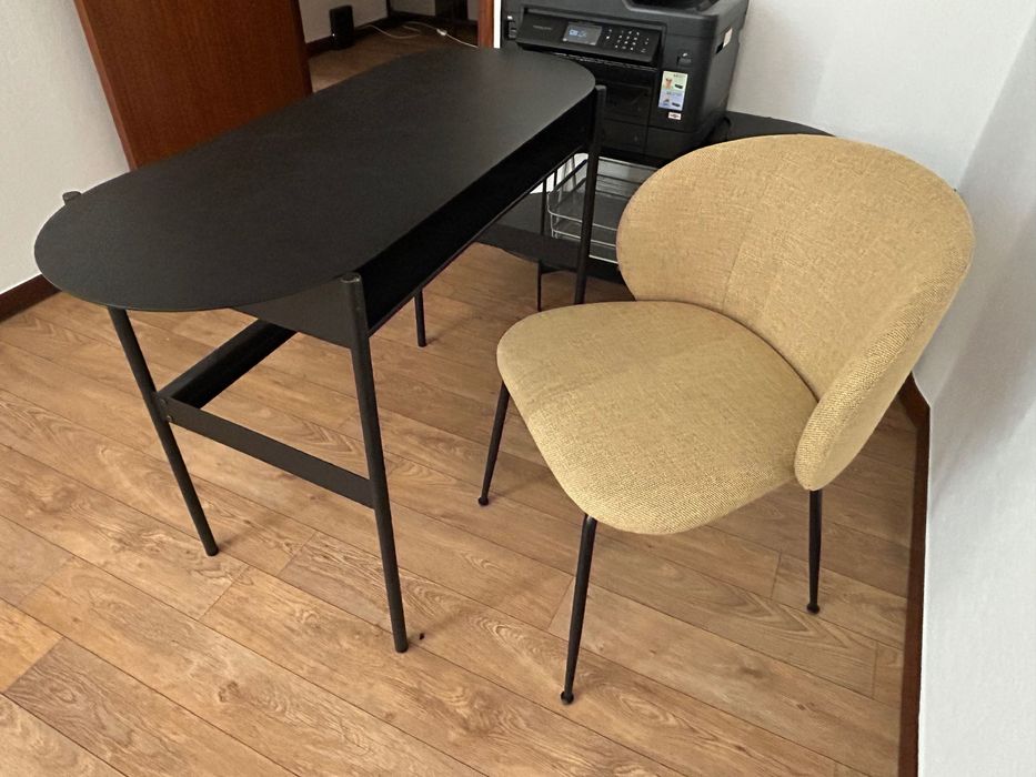 Secretária e Mesa de Apoio
