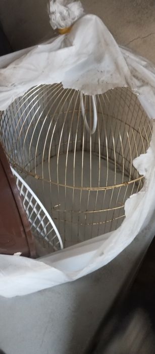 Vende se gaiola de pássaro