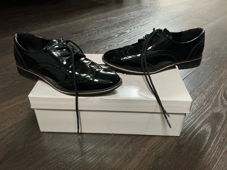 Czarne lakierowane Oksfordki