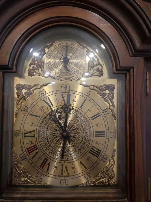 Relógio vintage de pé com pêndulo