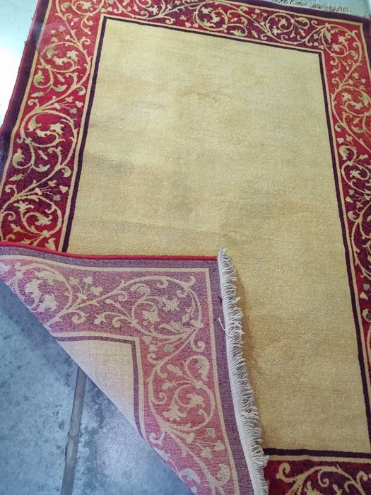 Belíssima carpete em exemplar estado de conservação, medidas: 213/138c