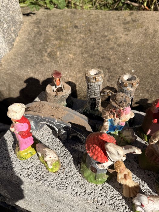 Conjunto de 25 figuras de presépio em barro