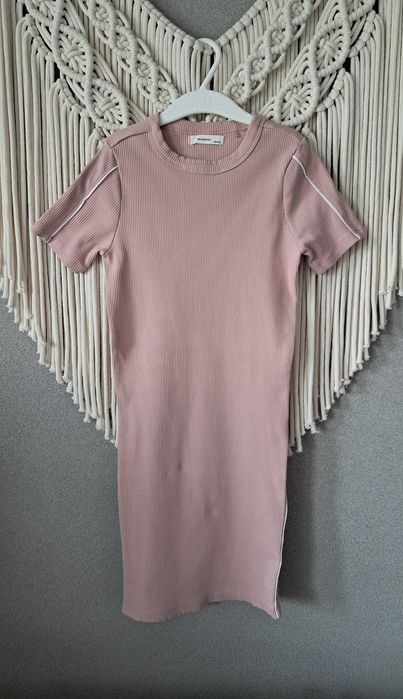 Reserved pudroworóżowa sukienka w prążki R 122/128