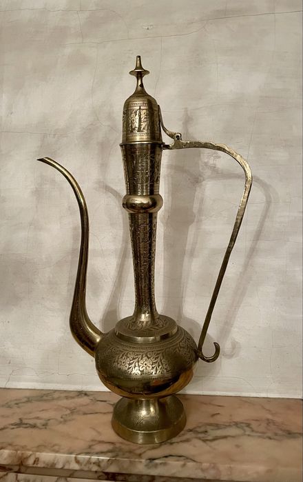 Jarra / Bule oriental antigo em metal gravado – Peça decorativa