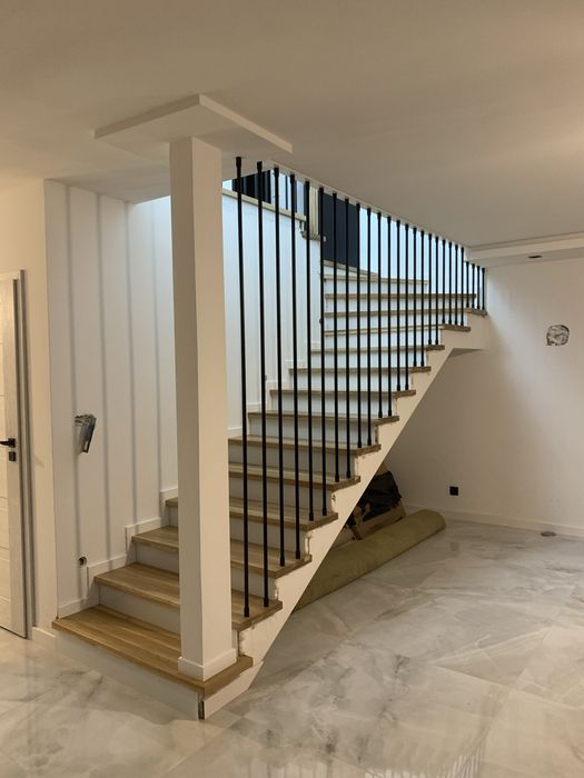 Schody dębowe na beton + balustrady – szybka wycena