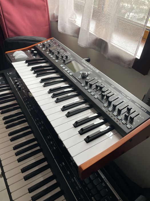 Sintetizador Behringer Deepmind 6