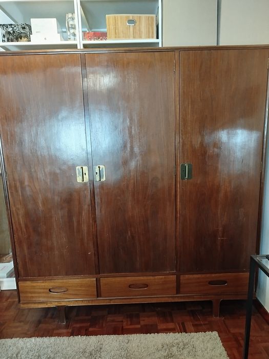 Roupeiro de madeira três portas