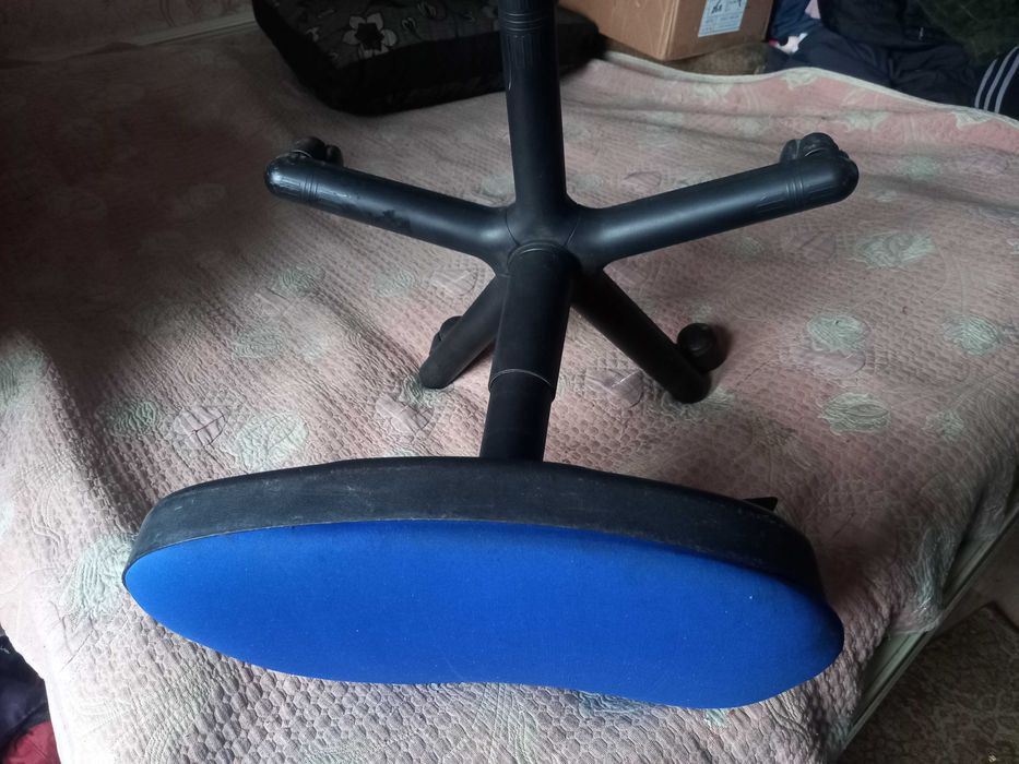 Офісне крісло на колесах