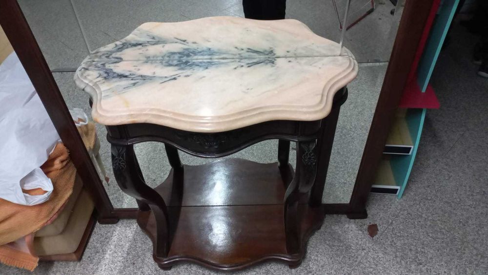 Móvel com grande espelho