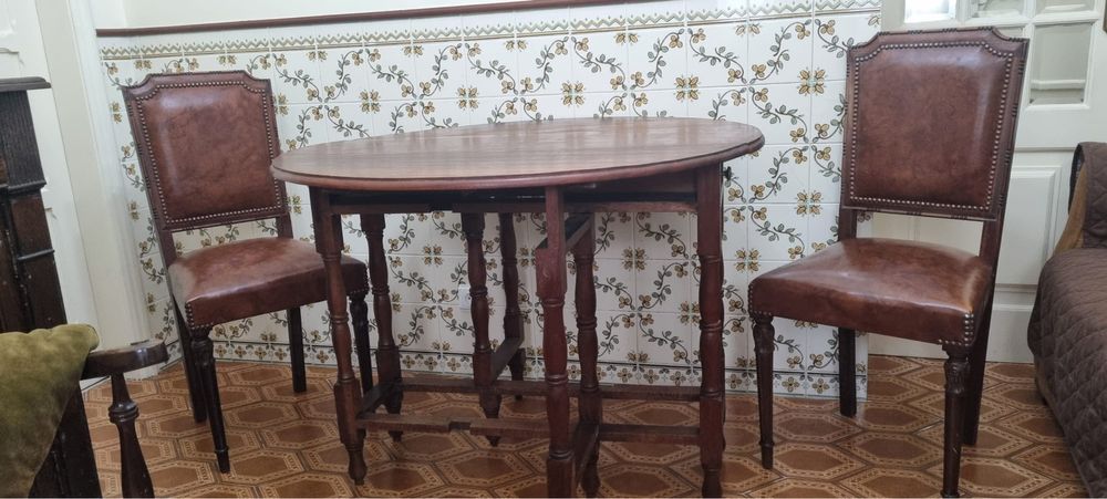 Mesa destrobravel de madeira e cadeiras de pele