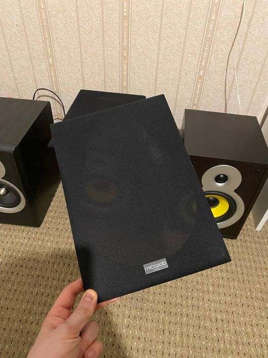 Акустика, колонки microlab pro 2 и sven nf-11 около hi-fi, мониторы