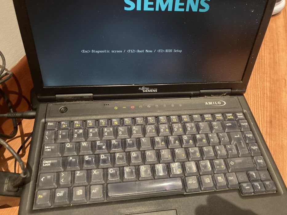 Computador Fugitsu siemens antigo para colecao