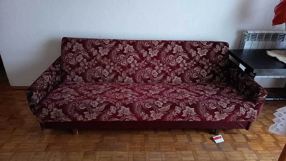 Różne kanapy z fotelami