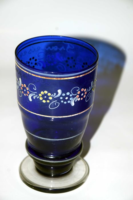 Copo vintage de vidro azul-cobalto