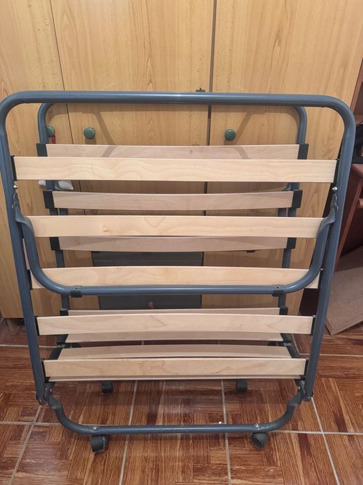 Cama dobrável impecável