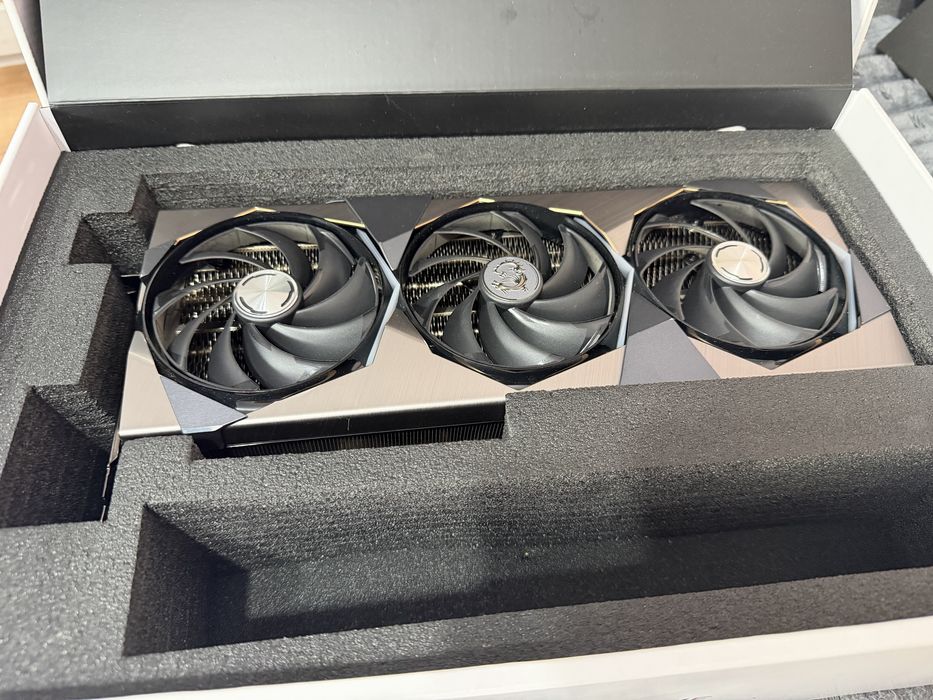 Karta graficzna rtx4080 uszkodzona brak rdzenia i pamieci