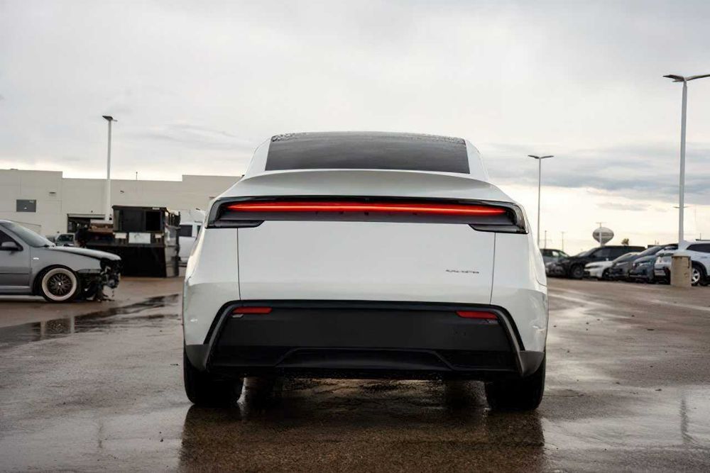 Tesla Model Y Long Range      2026